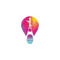 design de logotipo de conceito de forma de bulbo de viagens frança. torre eiffel de paris com avião para design de logotipo de viagem vetor
