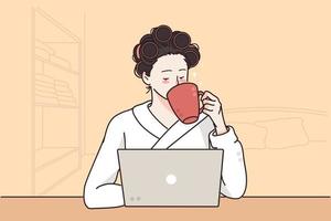 trabalho remoto distante e conceito freelance. jovem em rolos sentado perto de laptop e casa e tomando café na ilustração vetorial de quarto confortável vetor