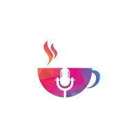 modelo de design de logotipo de podcast de café, microfone clássico e vetor de xícara de café