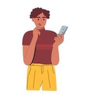 um jovem bonito olha para um smartphone com um rosto pensativo. de camiseta marrom e calça amarela. ilustração em vetor de um fundo branco liso isolado