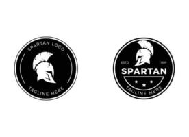 escudo e capacete do símbolo do guerreiro espartano, emblema. logotipo do capacete espartano vetor