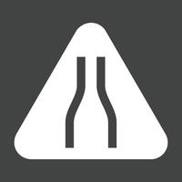 ícone invertido de glifo de estrada estreita à frente vetor