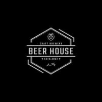 emblema retrô vintage cervejaria com logotipo de lúpulo para cervejaria, bar, pub, empresa cervejeira, taberna, símbolo do mercado de uísque de vinho vetor