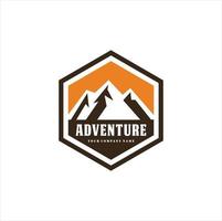 acampamento ao ar livre vintage e distintivo de logotipo de montanha vetor