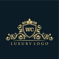 logotipo da letra wc com escudo de ouro de luxo. modelo de vetor de logotipo de elegância.