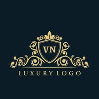 logotipo da letra vn com escudo de ouro de luxo. modelo de vetor de logotipo de elegância.