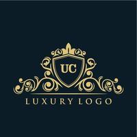 logotipo da letra uc com escudo de ouro de luxo. modelo de vetor de logotipo de elegância.