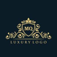 logotipo da letra mq com escudo de ouro de luxo. modelo de vetor de logotipo de elegância.