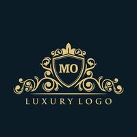 logotipo da letra mo com escudo de ouro de luxo. modelo de vetor de logotipo de elegância.