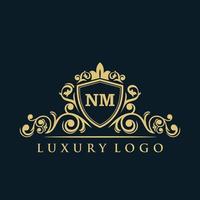 logotipo da letra nm com escudo de ouro de luxo. modelo de vetor de logotipo de elegância.