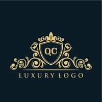 logotipo da carta qc com escudo de ouro de luxo. modelo de vetor de logotipo de elegância.