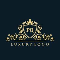 logotipo da letra pq com escudo de ouro de luxo. modelo de vetor de logotipo de elegância.