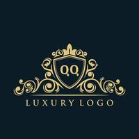 logotipo da letra qq com escudo de ouro de luxo. modelo de vetor de logotipo de elegância.