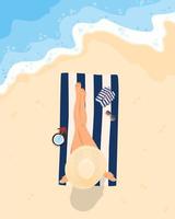 jovem tomando banho de sol perto do mar, deitado na praia. garota de chapéu de biquíni deitado no cobertor ao ar livre nas férias de verão. vista do topo. ilustração vetorial plana vetor