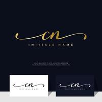 caligrafia inicial da letra cn cn design de logotipo feminino e de beleza na cor dourada. vetor