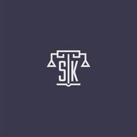 sk monograma inicial para logotipo de escritório de advocacia com imagem vetorial de escalas vetor