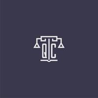 qc monograma inicial para logotipo de escritório de advocacia com imagem vetorial de escalas vetor