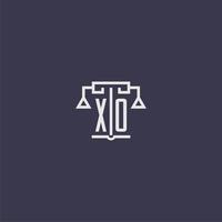 xo monograma inicial para o logotipo do escritório de advocacia com imagem vetorial de escalas vetor