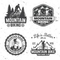 design de tipografia vintage com carro e reboque, bicicletas de montanha e silhueta de montanha. vetor