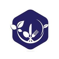 design de vetor de modelo de logotipo de comida saudável com colheres, garfos e folhas verdes