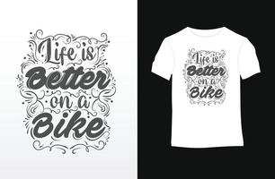 a vida é melhor em uma camiseta de citações de bicicleta vetor