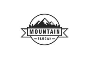 montanha, viagens, inspiração de design de logotipo de hipster de aventura vetor