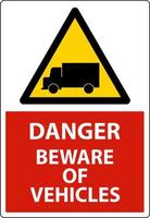 perigo cuidado com o sinal de veículos no fundo branco vetor