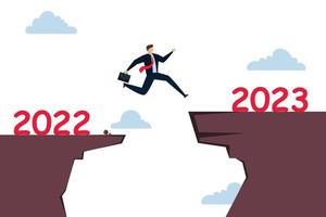 ano novo 2023 esperança para recuperação de negócios, mudança de ano do calendário de 2020 para 2021 ou novo conceito de desafio vindouro, tentativa confiante de empresário de sucesso para pular alto risco de superação para o próximo penhasco.