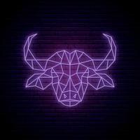 sinal de búfalo de néon. emblema de búfalo brilhante em estilo poligonal. vetor