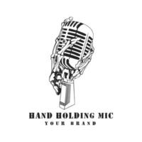 mão segurando microfone logotipo vintage vetor