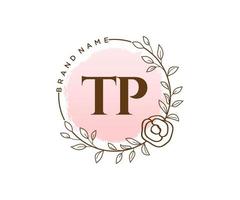 logotipo feminino tp inicial. utilizável para logotipos de natureza, salão, spa, cosméticos e beleza. elemento de modelo de design de logotipo de vetor plana.