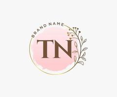 logo feminino inicial tn. utilizável para logotipos de natureza, salão, spa, cosméticos e beleza. elemento de modelo de design de logotipo de vetor plana.