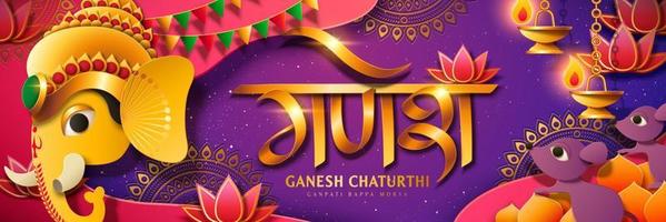 banner do festival ganesh chaturthi com cabeça de deus hindu ganesha de cor dourada, ganesha escrito em palavras hindi sobre fundo roxo vetor