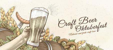 banner de oktoberfest estilo xilogravura retrô com mão segurando cerveja artesanal, pretzels, salsicha e ingredientes de trigo vetor