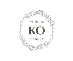 coleção de logotipos de monograma de casamento de letras iniciais ko, modelos modernos minimalistas e florais desenhados à mão para cartões de convite, salve a data, identidade elegante para restaurante, boutique, café em vetor