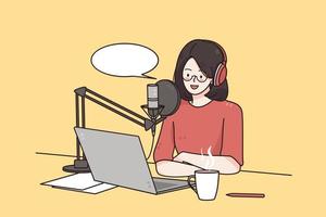 criação de podcaster, blogueiro, conceito de tecnologia. personagem de desenho animado jovem sorridente sentada gravando podcast em seu computador laptop com fones de ouvido e ilustração vetorial de microfone vetor