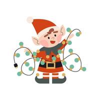 elfo de natal em traje vermelho. ajudante de papai noel segurando luzes. pequenos ajudantes de fantasia anã. personagem de inverno de crianças. elf para convites de festas ou cartões comemorativos. vetor