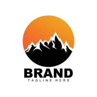 logotipo da montanha, alpinismo vetorial, aventura, design para escalada, equipamento de escalada e marca com logotipo da montanha vetor