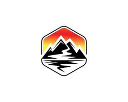 design de vetor de logotipo de paisagem de pôr do sol de montanha com modelo de símbolo de rio de lago de mar.