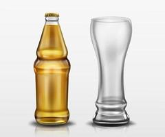garrafa transparente com cerveja e copo alto vazio