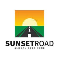 vetor de logotipo de viagem por do sol com ícone de viagem de estrada e paisagem do nascer do sol