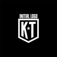 logotipo de jogo inicial kt com escudo e design de estilo estrela vetor