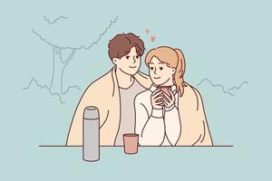 casal feliz sentado no parque abraçando bebendo café quente desfrutar de um encontro romântico juntos. homem e mulher amorosos sorridentes se abraçam ao ar livre. ilustração vetorial. vetor