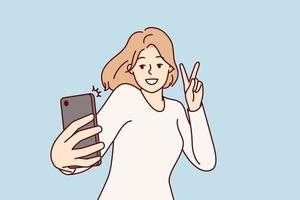 blogueira de mulher feliz tomando selfie no celular para postar fotos na própria página na rede social. menina alegre com smartphone tira foto de si mesma mostrando a letra v com os dedos. imagem vetorial plana vetor