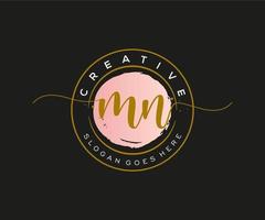 monograma de beleza de logotipo feminino inicial mn e design de logotipo elegante, logotipo de caligrafia de assinatura inicial, casamento, moda, floral e botânico com modelo criativo. vetor