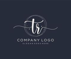 logotipo feminino tr inicial. utilizável para logotipos de natureza, salão, spa, cosméticos e beleza. elemento de modelo de design de logotipo de vetor plana.