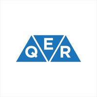 projeto do logotipo da forma do triângulo eqr no fundo branco. conceito de logotipo de letra de iniciais criativas eqr. vetor