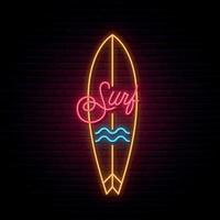 sinal de prancha de surf neon. emblema de surf brilhante em estilo retrô. placa de luz brilhante. ilustração vetorial. vetor