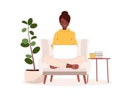 mulher afro-americana em um sofá com um laptop trabalhando em casa, estudando ou trabalhando como freelancer. pessoa de negócios. conceito de trabalho de escritório virtual ilustração vetorial em estilo plano isolado no fundo branco vetor