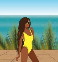 ilustração digital de uma ilustração brilhante de uma garota de férias em um maiô amarelo fica em um fundo de palmeiras e oceano vetor